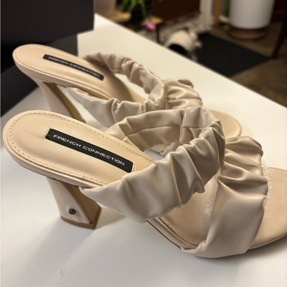 French Connection Women's Ruffle Heels Size 7.5 New With Box - Picture 3 of 9